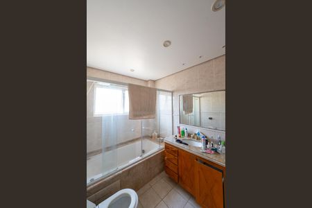 Casa à venda com 350m², 5 quartos e 4 vagasBanheiro da Suíte 2