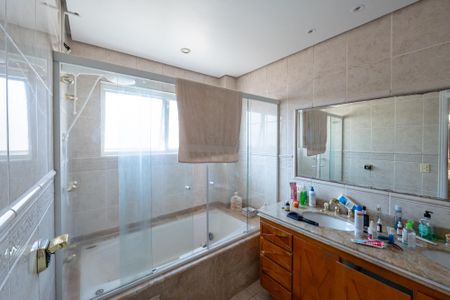 Casa à venda com 350m², 5 quartos e 4 vagasBanheiro da Suíte 2