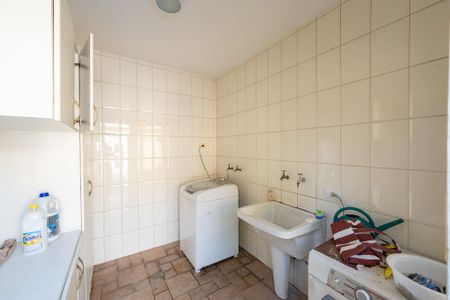 Casa à venda com 350m², 5 quartos e 4 vagasLavanderia