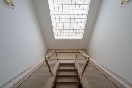 Casa à venda com 350m², 5 quartos e 4 vagasEscadas