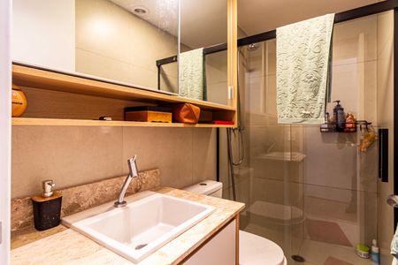 Apartamento à venda com 61m², 2 quartos e 1 vagaSuite - Banheiro