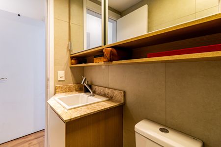 Apartamento à venda com 61m², 2 quartos e 1 vagaSuite - Banheiro