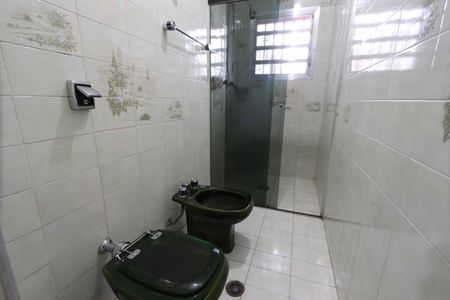 Casa à venda com 338m², 3 quartos e 8 vagasBanheiro da Suíte 2