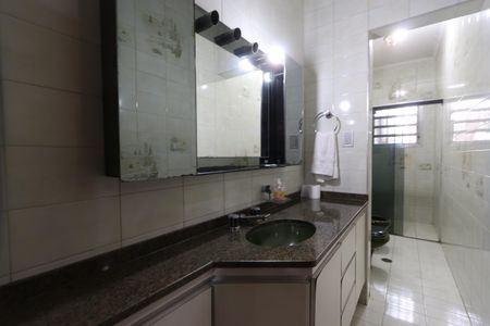 Casa à venda com 338m², 3 quartos e 8 vagasBanheiro da Suíte 2