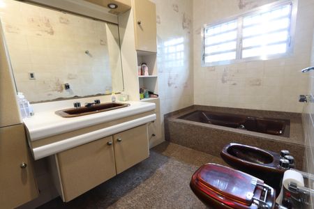 Casa à venda com 338m², 3 quartos e 8 vagasBanheiro da Suíte Master