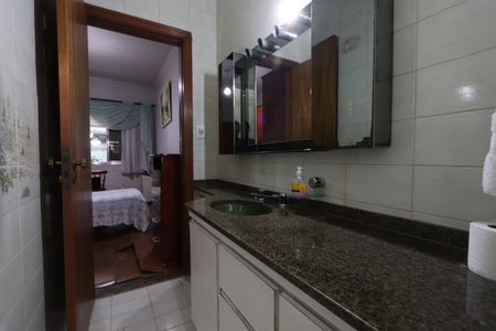 Casa à venda com 338m², 3 quartos e 8 vagasBanheiro da Suíte 2