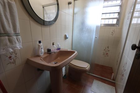 Casa à venda com 338m², 3 quartos e 8 vagasBanheiro de serviço