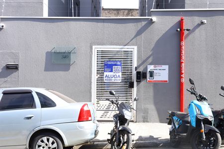 Apartamento para alugar com 38m², 2 quartos e sem vagaPlaca grande instalada no portão do condomínio no dia 09.06.2026 - Código da placa: IMWU-688