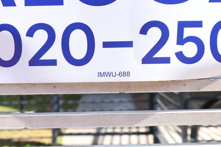 Apartamento para alugar com 38m², 2 quartos e sem vagaPlaca grande instalada no portão do condomínio no dia 09.06.2026 - Código da placa: IMWU-688
