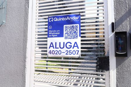 Apartamento para alugar com 38m², 2 quartos e sem vagaPlaca grande instalada no portão do condomínio no dia 09.06.2026 - Código da placa: IMWU-688