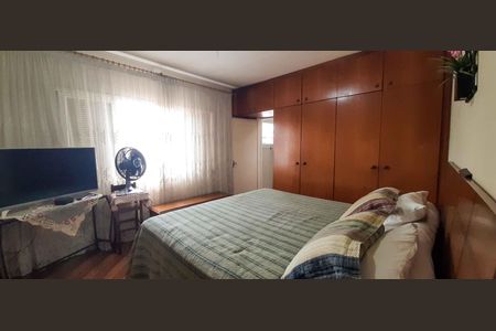 Casa à venda com 292m², 5 quartos e 4 vagas Casa à venda com 292m², 5 quartos e 4 vagasSuíte