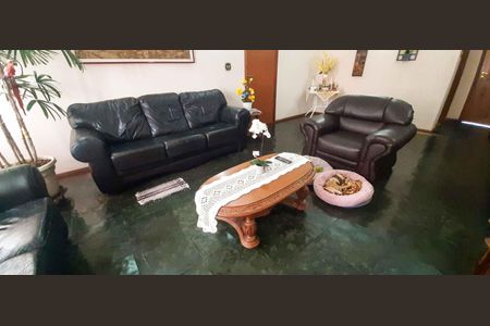 Casa à venda com 292m², 5 quartos e 4 vagas Casa à venda com 292m², 5 quartos e 4 vagasSala