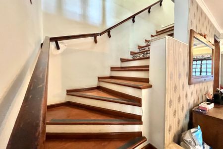 Casa à venda com 140m², 3 quartos e 2 vagas Casa à venda com 140m², 3 quartos e 2 vagasEscada