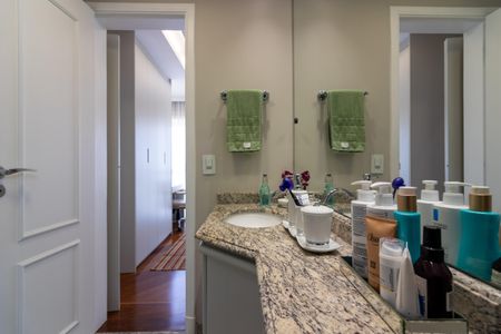 Apartamento à venda com 256m², 2 quartos e 3 vagasBanheiro da Suíte 2 