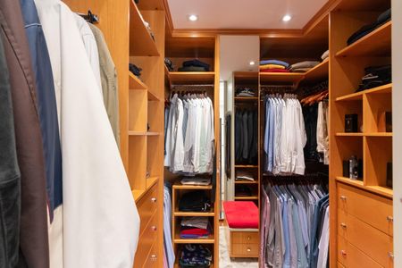 Apartamento à venda com 256m², 2 quartos e 3 vagasCloset da suíte 2