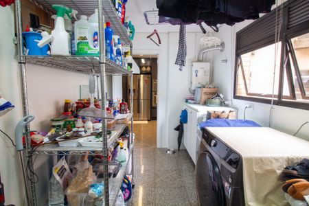 Apartamento à venda com 216m², 4 quartos e 2 vagas Apartamento à venda com 216m², 4 quartos e 2 vagasÁrea de Serviço