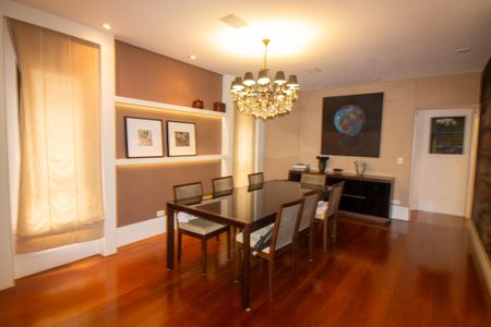 Apartamento à venda com 216m², 4 quartos e 2 vagas Apartamento à venda com 216m², 4 quartos e 2 vagasSala de Jantar