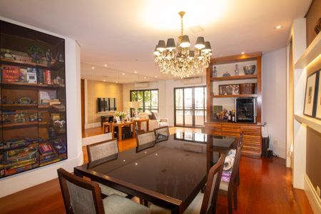 Apartamento à venda com 216m², 4 quartos e 2 vagas Apartamento à venda com 216m², 4 quartos e 2 vagasSala de Jantar
