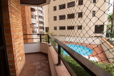 Apartamento à venda com 216m², 4 quartos e 2 vagas Apartamento à venda com 216m², 4 quartos e 2 vagasTerraço