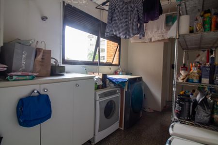 Apartamento à venda com 216m², 4 quartos e 2 vagas Apartamento à venda com 216m², 4 quartos e 2 vagasÁrea de Serviço