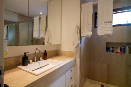 Apartamento à venda com 216m², 4 quartos e 2 vagas Apartamento à venda com 216m², 4 quartos e 2 vagasBanheiro da Suíte