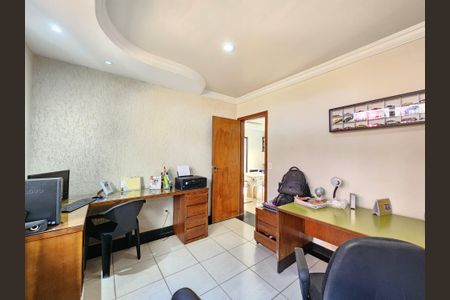 Casa à venda com 360m², 5 quartos e 4 vagas Casa à venda com 360m², 5 quartos e 4 vagasEscritório