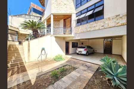 Casa à venda com 360m², 5 quartos e 4 vagas Casa à venda com 360m², 5 quartos e 4 vagasGaragem