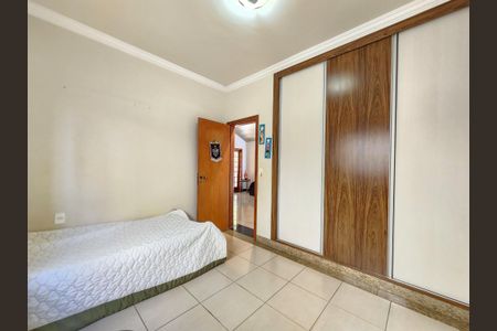 Casa à venda com 360m², 5 quartos e 4 vagas Casa à venda com 360m², 5 quartos e 4 vagasQuarto 1