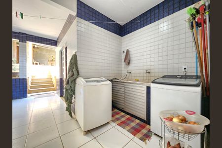 Casa à venda com 360m², 5 quartos e 4 vagas Casa à venda com 360m², 5 quartos e 4 vagasÁrea de Serviço