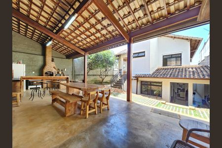 Casa à venda com 360m², 5 quartos e 4 vagas Casa à venda com 360m², 5 quartos e 4 vagasEspaço gourmet