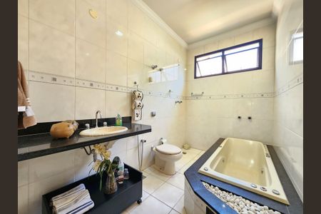 Casa à venda com 360m², 5 quartos e 4 vagas Casa à venda com 360m², 5 quartos e 4 vagasBanheiro Social