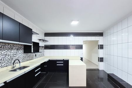Casa à venda com 160m², 2 quartos e 2 vagas Casa à venda com 160m², 2 quartos e 2 vagasCozinha