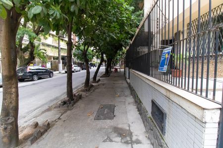 Plaquinha de apartamento para alugar com 2 quartos, 70m² em Icaraí, Niterói