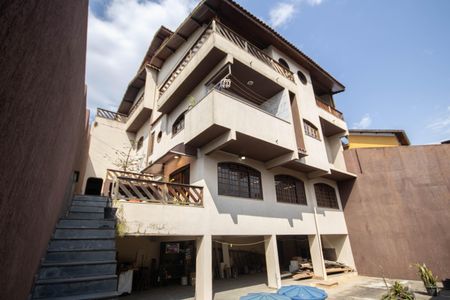 Casa à venda com 352m², 4 quartos e 3 vagas Casa à venda com 352m², 4 quartos e 3 vagasFachada