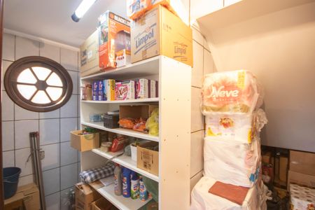 Casa à venda com 352m², 4 quartos e 3 vagas Casa à venda com 352m², 4 quartos e 3 vagasDespensa 2