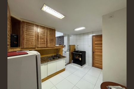 Apartamento para alugar com 210m², 4 quartos e 2 vagas Apartamento para alugar com 210m², 4 quartos e 2 vagasCozinha