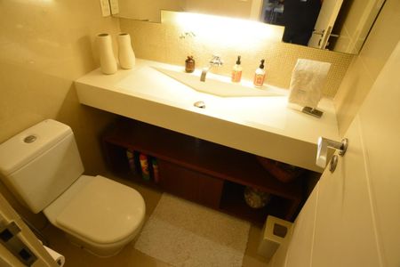 Casa de condomínio à venda com 1370m², 5 quartos e 10 vagasLavabo