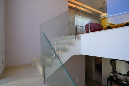 Casa de condomínio à venda com 1370m², 5 quartos e 10 vagasEscada