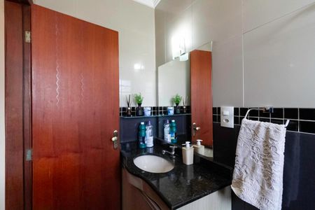 Casa à venda com 220m², 3 quartos e 3 vagasBanheiro da Suíte