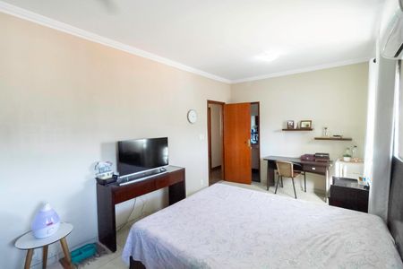 Casa à venda com 220m², 3 quartos e 3 vagasSuíte