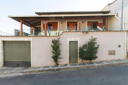 Casa à venda com 220m², 3 quartos e 3 vagasFachada