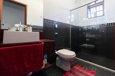 Casa à venda com 220m², 3 quartos e 3 vagasBanheiro 2