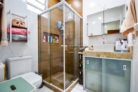 Banheiro de casa de condomínio à venda com 1 quarto, 42m² em Higienópolis, Rio de Janeiro