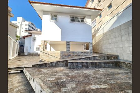 Casa à venda com 193m², 3 quartos e 4 vagas Casa à venda com 193m², 3 quartos e 4 vagasQuintal