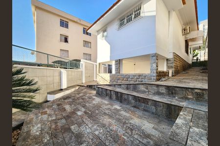 Casa à venda com 193m², 3 quartos e 4 vagas Casa à venda com 193m², 3 quartos e 4 vagasQuintal