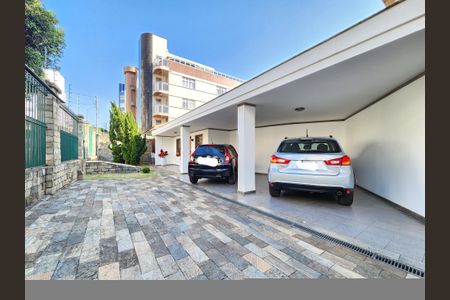 Casa à venda com 193m², 3 quartos e 4 vagas Casa à venda com 193m², 3 quartos e 4 vagasGaragem