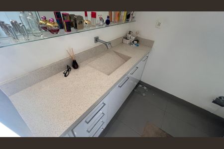 Apartamento à venda com 57m², 1 quarto e 1 vaga Apartamento à venda com 57m², 1 quarto e 1 vagaBanheiro da Suíte