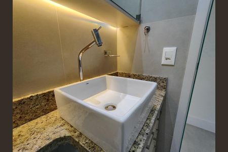 Apartamento à venda com 81m², 2 quartos e 1 vaga Apartamento à venda com 81m², 2 quartos e 1 vagaBanheiro Social