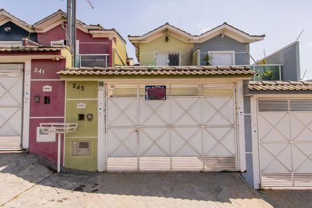 Casa à venda com 148m², 3 quartos e 4 vagas Casa à venda com 148m², 3 quartos e 4 vagasFachada