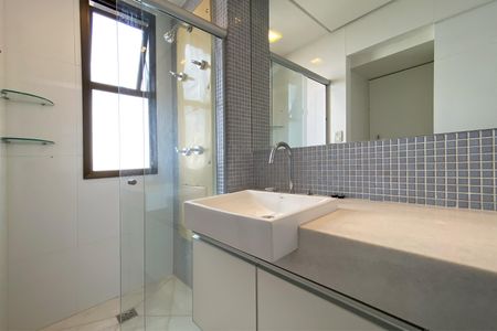 Apartamento à venda com 150m², 4 quartos e 4 vagas Apartamento à venda com 150m², 4 quartos e 4 vagasBanheiro da Suíte 2